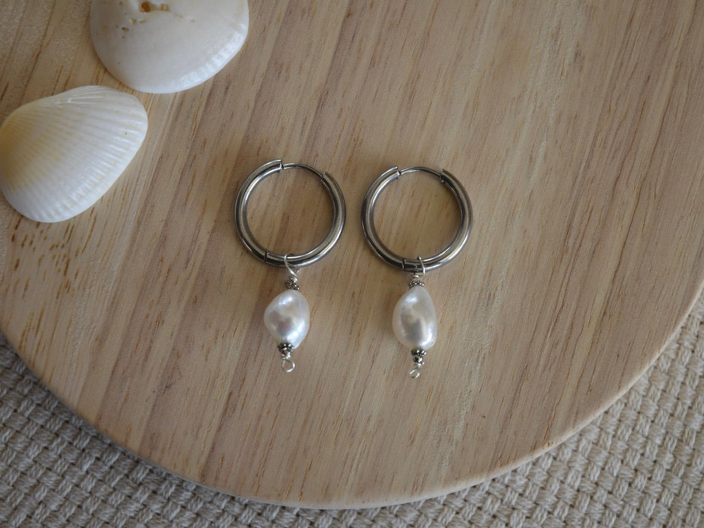 Floating Pearl: Hooped earrings