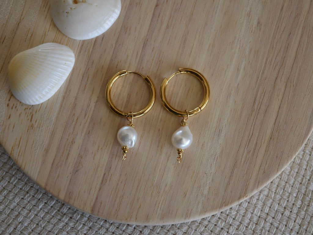 Floating Pearl: Hooped earrings