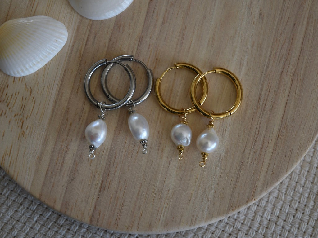 Floating Pearl: Hooped earrings