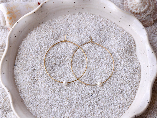 Simple Pearl: Hooped Earring