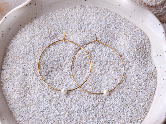 Simple Pearl: Hooped Earring