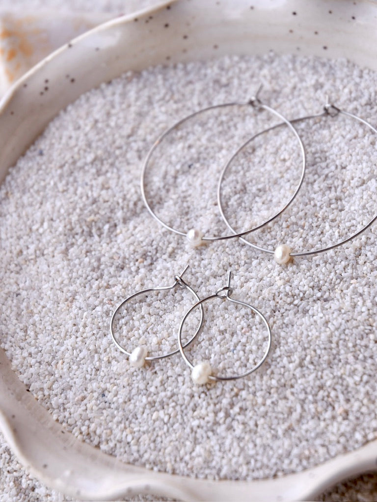 Simple Pearl: Hooped Earring