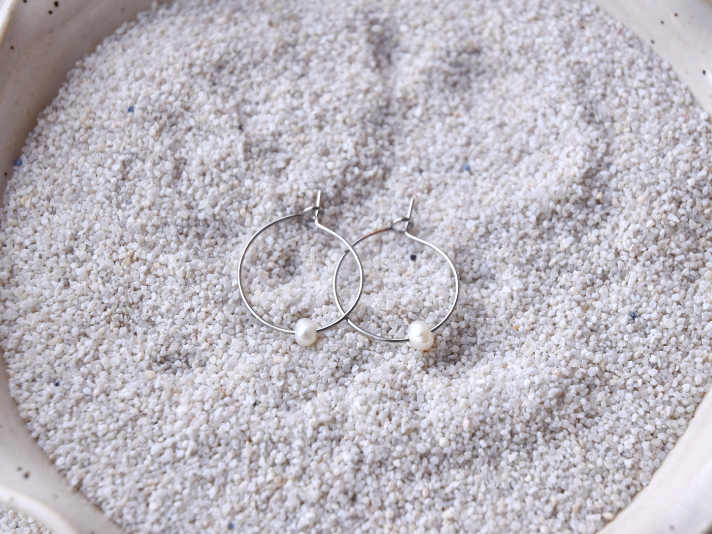 Simple Pearl Mini: Hooped Earring