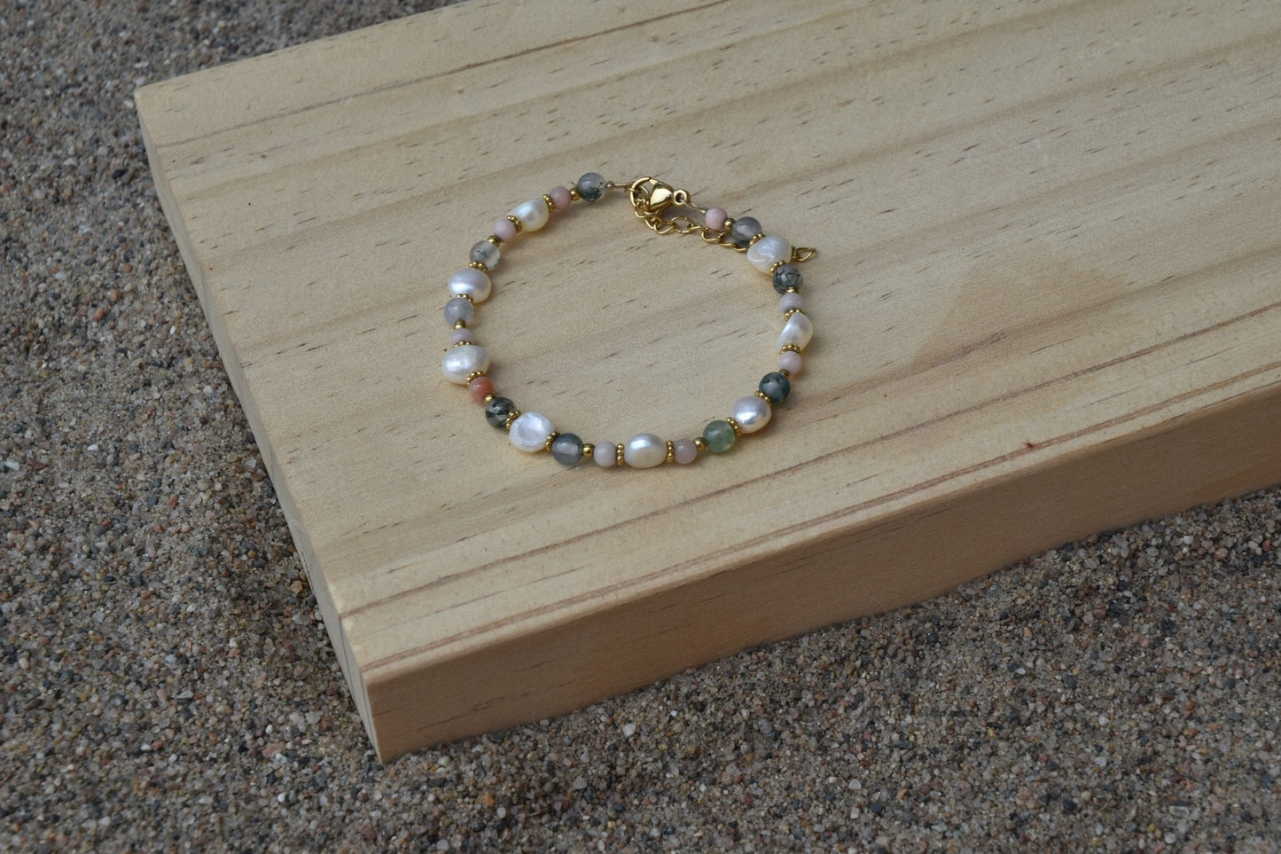 Sandy Dunes: Beaded Bracelet